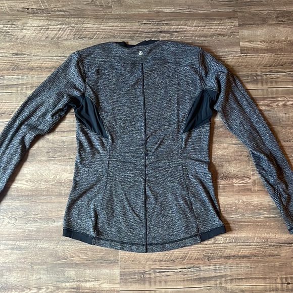 LuluLemon Long Sleeve Shirt - Picture 2 of 3
